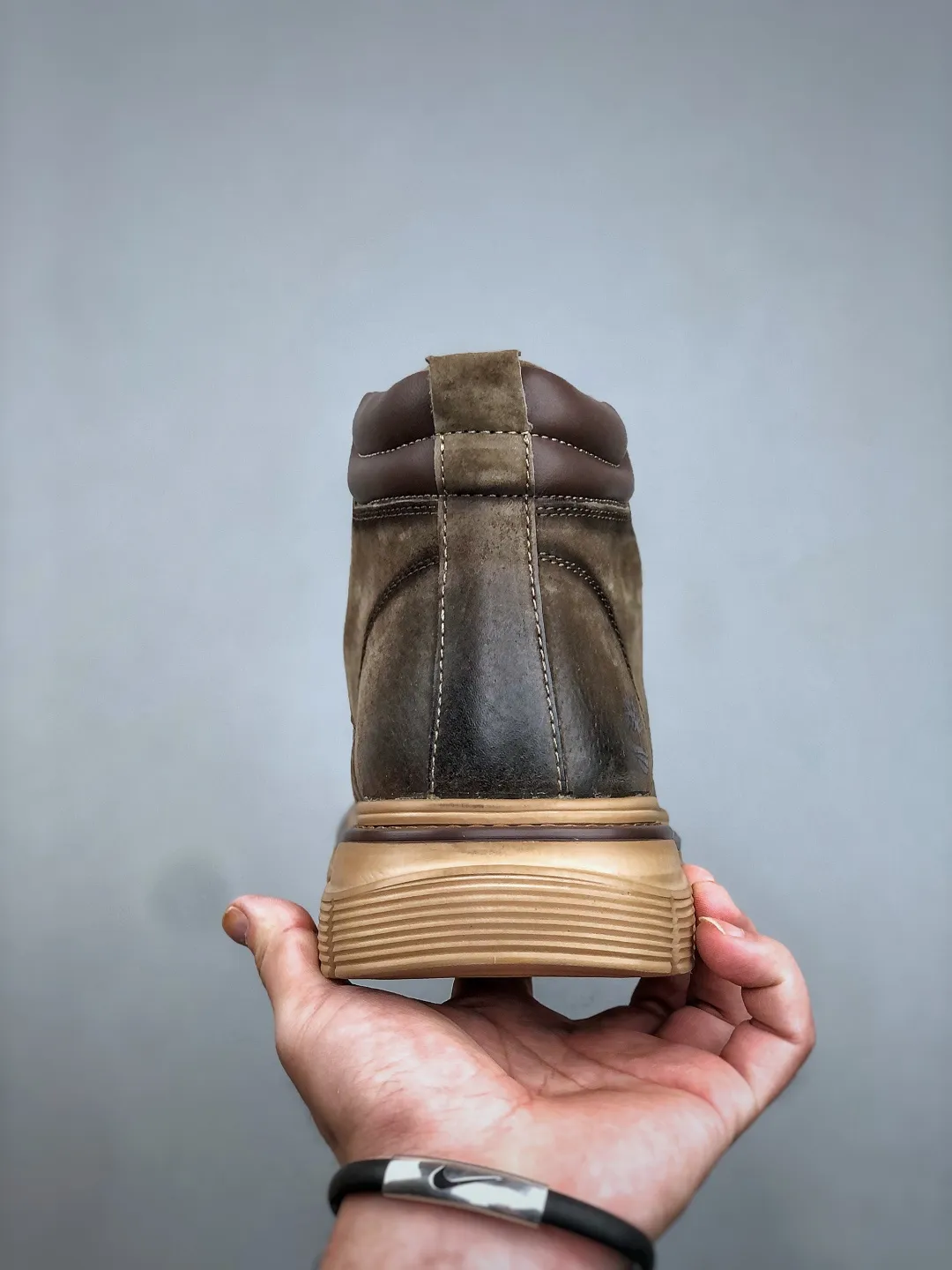 Welfare special price 💰480 #Timberland Timberland/Timberland new autumn and winter products (plush lining🔥warm and heat-locking) autumn and winter must-have outdoor casual rhubarb boots series #Guangdong Dachang quality, original box and original packaging, fashionable and trendy matching, the fabric is made of Italian 🇮🇹 top frosted fine-grained cowhide, lightweight outsole, with anti-odor and anti-corrosion genuine leather latex insole, outsole and hardware are all made from OEM raw materials Same as the original Goodyear's never-opening glue process. Good products don't kill pigs. The quality of the first order is strictly controlled. Exclusively released on the entire network. The quality is beyond doubt. The full set of official website unified packaging gives you a perfect wearing experience. The quality is exquisite and durable. A must-have for sportsmen. Specializes in not being handsome. High-quality feet feel first-class. This winter, it is specially used for outdoor cold protection. Daily casual matching. Size: 39-44 (leather shoe size)